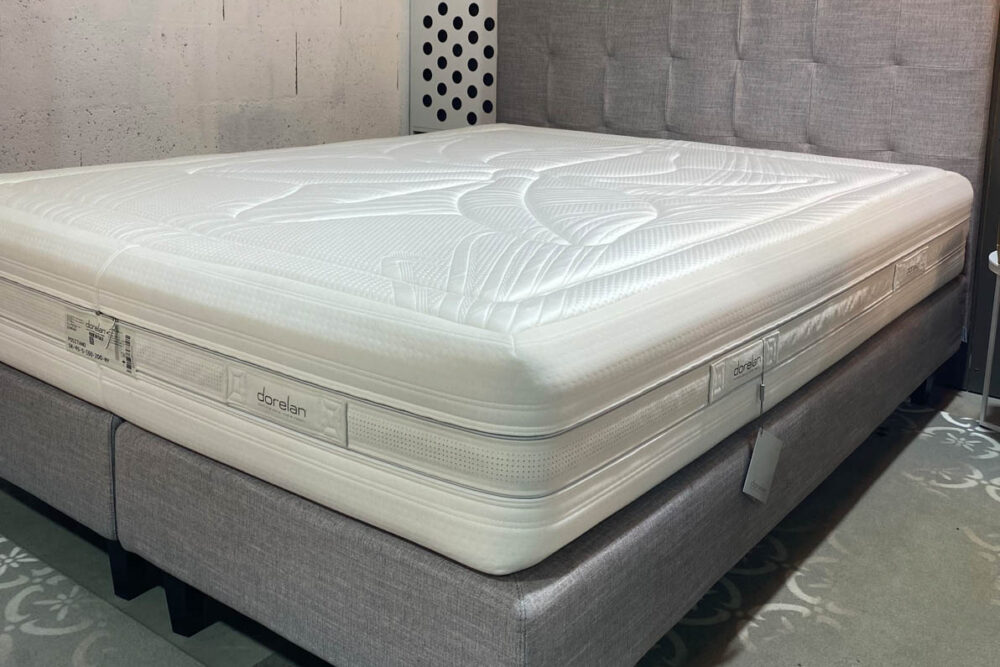 Le matelas POSITANO Dorelan est un vrai concentré de confort pour votre sommeil. Avec une ergonomie et une très grande précision, il possède un accueil doux et un soutien précis qui le rendent excellent. Les prestations inégalées de son cœur avec la technologie Armonia à ressorts indépendants se marient à la perfection avec le revêtement précieux et polyvalent déhoussable au design recherché et élégant, pour un bien-être 5 étoiles.