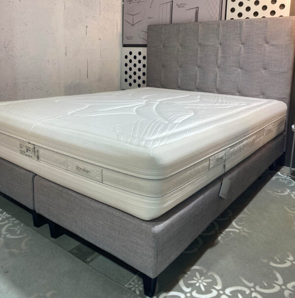 Le matelas POSITANO Dorelan est un vrai concentré de confort pour votre sommeil. Avec une ergonomie et une très grande précision, il possède un accueil doux et un soutien précis qui le rendent excellent. Les prestations inégalées de son cœur avec la technologie Armonia à ressorts indépendants se marient à la perfection avec le revêtement précieux et polyvalent déhoussable au design recherché et élégant, pour un bien-être 5 étoiles.