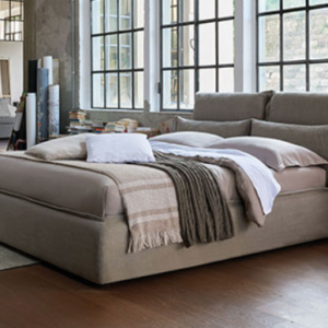 Notre SOMNIA lit design n'est pas uniquement d’un lit. c’est un lieu qui transmet le désir immédiat de détente. De grands oreillers, épais et moelleux composent une tête de lit inédite et douce.  Il prêt à accueillir la nuit et à offrir un sommeil précieux de qualité. Le nom du lit Somnia, dédié à la nuit, a été inspiré par la mythologie grecque. Lit entièrement amovible, il est disponible pour un matelas L160 x 200cm et L180 x 200cm. Notre SOMNIA lit design n'est pas uniquement d’un lit. c’est un lieu qui transmet le désir immédiat de détente. De grands oreillers, épais et moelleux composent une tête de lit inédite et douce.  Il prêt à accueillir la nuit et à offrir un sommeil précieux de qualité. Le nom du lit Somnia, dédié à la nuit, a été inspiré par la mythologie grecque. Lit entièrement amovible, il est disponible pour un matelas L160 x 200cm et L180 x 200cm. Pour des réalisations hors format, contactez-nous. Le produit est entièrement déhoussable , pieds standards en ABS de couleur noire h60mm. Dans la version avec système de rangement, les lits des collections Dorelan allient style et design avec un maximum de fonctionnalité. Grâce au mécanisme breveté qui permet de lever le lit d'un seul geste, l'utilisation de l'espace n'a jamais été aussi simple et sûre. Matières et couleurs au choix.