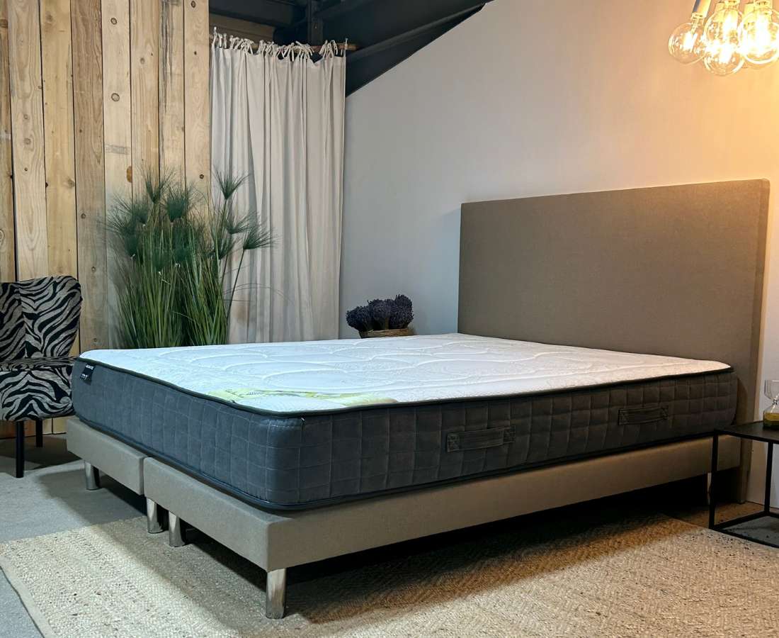 montmartre Notre matelas MONTMARTRE ressort est une sélection Dépot Literie concept, conçu réversible avec le même confort de chaque coté.  Ce matelas est classé tonic en soutien par sa base ressort. Et tonic en accueil. Durable, économique, réversible....