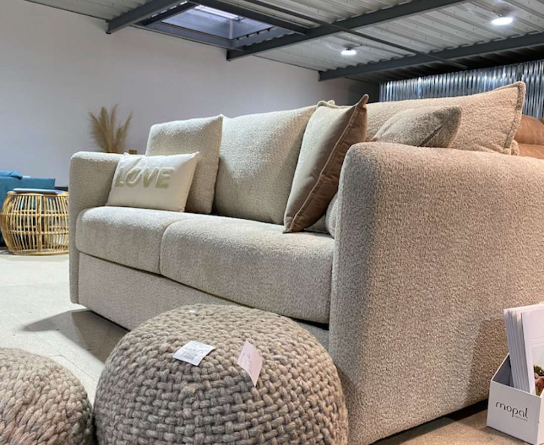 1 Un bijou, le convertible CHANEL, couchage 140, avec un excellent matelas de 16 cm ultra confort peux totalement satisfaire pour un couchage journalier. Mécanique dite "rapido" sans visserie uniquement de la thermosoudure.