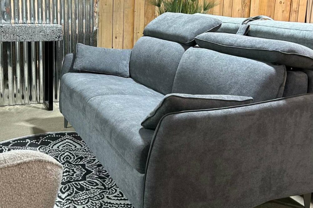 Canapé JAZZ convertible un bijou avec ses lignes moderne chic. Il vous assurera un couchage d'appoint ou régulier de qualité pour de nombreuses années.