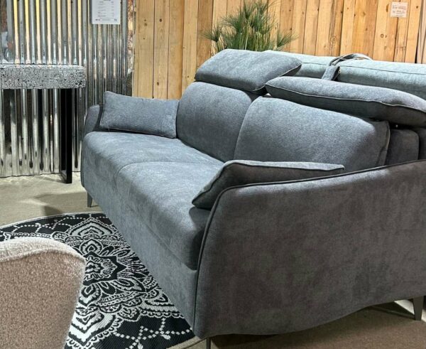 Canapé JAZZ convertible un bijou avec ses lignes moderne chic. Il vous assurera un couchage d'appoint ou régulier de qualité pour de nombreuses années.