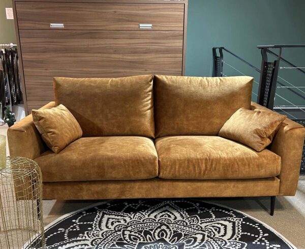 Notre beau canapé ANABELLE, moderne et extrêmement confortable. Ces formes harmonieuses et légèrement arrondies, fonctionneront parfaitement votre intérieur quelque soit sont style.