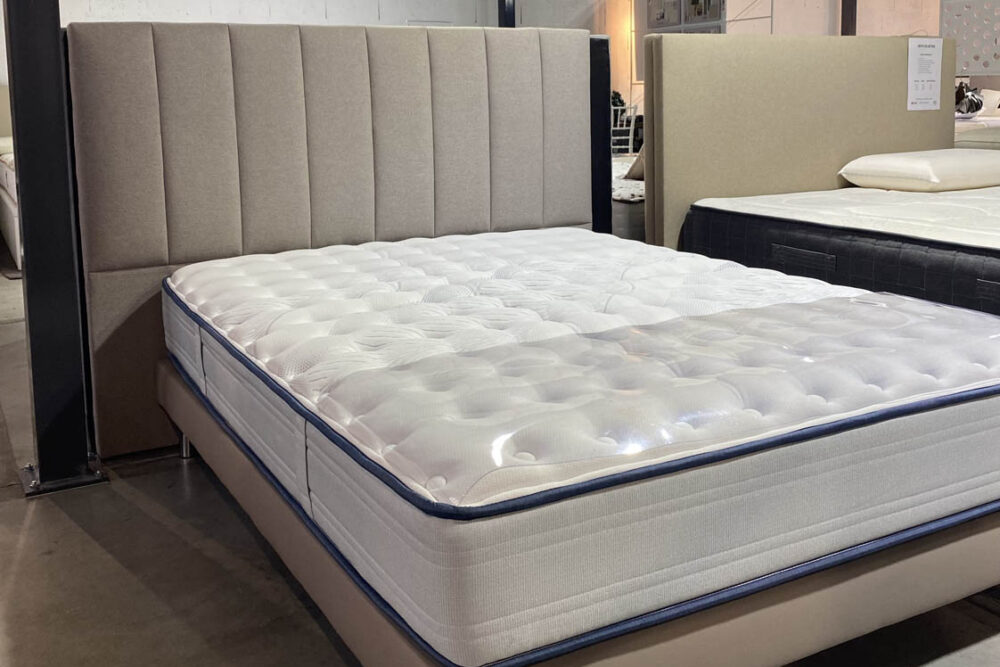 Notre matelas HOEDIC est un bijou, écologique et double face. Un soutien ressorts ensachés classé tonique, qui offre une bonne respirabilité et durabilité par son renfort périmétral. l'accueil hivers pure laine vierge offre une conduction de chaleur optimal et sa face été en viscoélastique DryGel procure de la fraicheur grâce à ses particules de gel. Fabuleux pour les personnes qui ont chaud même l'hivers. Une thermorégulation optimal grâce à ses deux faces. voir la fiche technique et le détail de la coupe. Fabrication EU. Sélection dépôt Literie Concept.