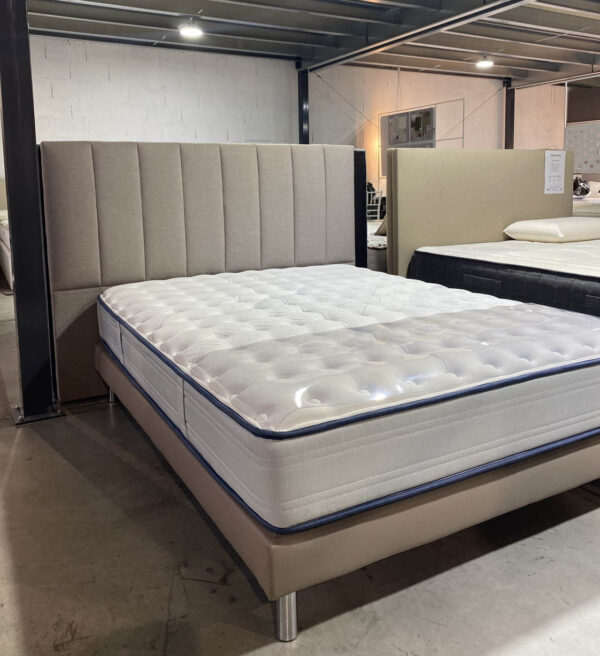 Notre matelas HOEDIC est un bijou, écologique et double face. Un soutien ressorts ensachés classé tonique, qui offre une bonne respirabilité et durabilité par son renfort périmétral. l'accueil hivers pure laine vierge offre une conduction de chaleur optimal et sa face été en viscoélastique DryGel procure de la fraicheur grâce à ses particules de gel. Fabuleux pour les personnes qui ont chaud même l'hivers. Une thermorégulation optimal grâce à ses deux faces. voir la fiche technique et le détail de la coupe. Fabrication EU. Sélection dépôt Literie Concept.