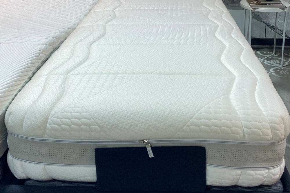 notre Matelas ERGOS Dorelan: Sa technologie MyForm Extension rend notre matelas Ergos élastique, ventilé et capable d'un excellent soutien. La résistance élevée au stress permet au matelas de devenir le protagoniste de votre bien-être. Ces caractéristiques du garnissage et du coutil renforcent sa durabilité et son confort. L'expérience du repos est renouvelée chaque nuit.