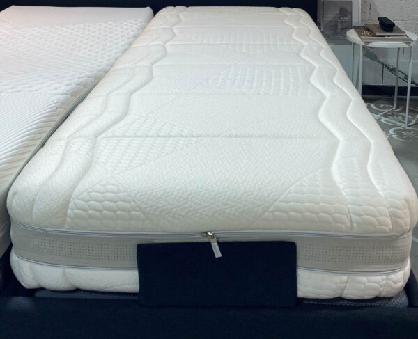 notre Matelas ERGOS Dorelan: Sa technologie MyForm Extension rend notre matelas Ergos élastique, ventilé et capable d'un excellent soutien. La résistance élevée au stress permet au matelas de devenir le protagoniste de votre bien-être. Ces caractéristiques du garnissage et du coutil renforcent sa durabilité et son confort. L'expérience du repos est renouvelée chaque nuit.