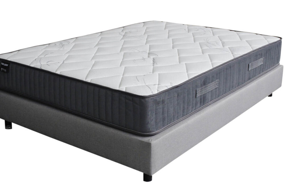 Notre matelas ressort Duo Luxury : Epaisseur: 23 cm,. Il est conçu réversible même couchage sur les deux face afin de pouvoir l'entretenir et le retourner tout en aillant le même confort. Base ressort 580 pour un 140. Caréné en mousse HD. Accueil tonique 1,5 cm de mousse hypoallergénique et 0,5 cm de mousse soft. Coutil strech ultra élastique. Sélection dépôt literie concept. Fabrication EU .