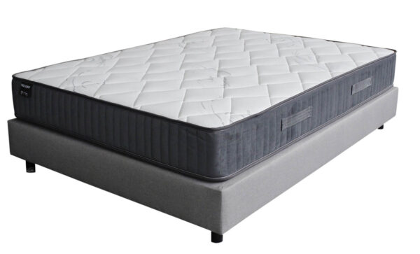 Notre matelas ressort Duo Luxury : Epaisseur: 23 cm,. Il est conçu réversible même couchage sur les deux face afin de pouvoir l'entretenir et le retourner tout en aillant le même confort. Base ressort 580 pour un 140. Caréné en mousse HD. Accueil tonique 1,5 cm de mousse hypoallergénique et 0,5 cm de mousse soft. Coutil strech ultra élastique. Sélection dépôt literie concept. Fabrication EU .