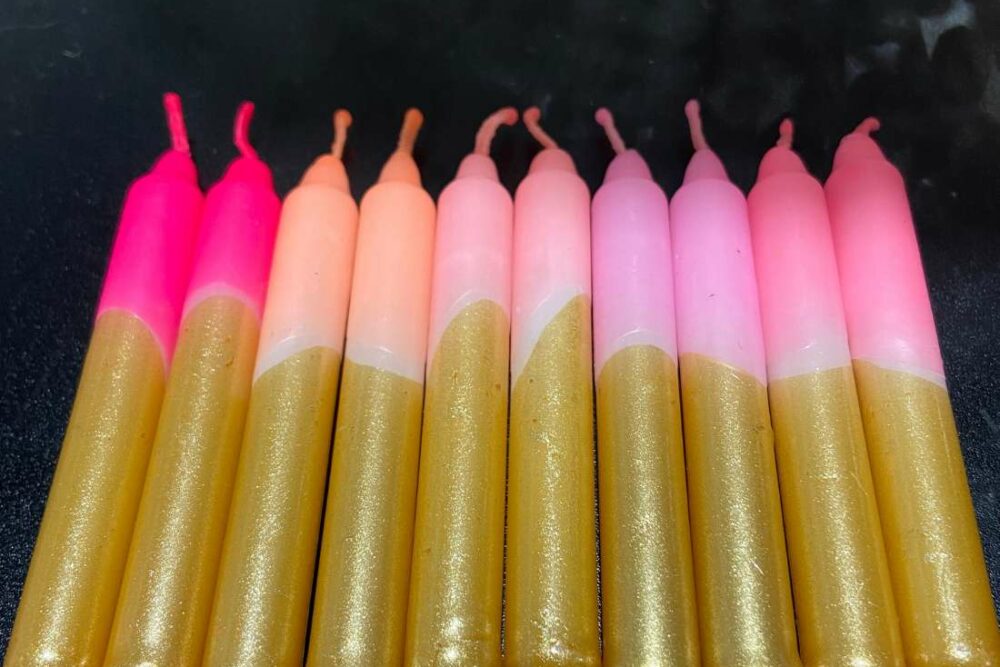 Ces 10 bougies petites étoiles égaieront vos pièces et sublimeront vos tables. Elles y ajouteront une touche de fantaisie et de singularité. Ces bougies aux couleurs fortes apporteront luminosité et caractère à votre intérieur.