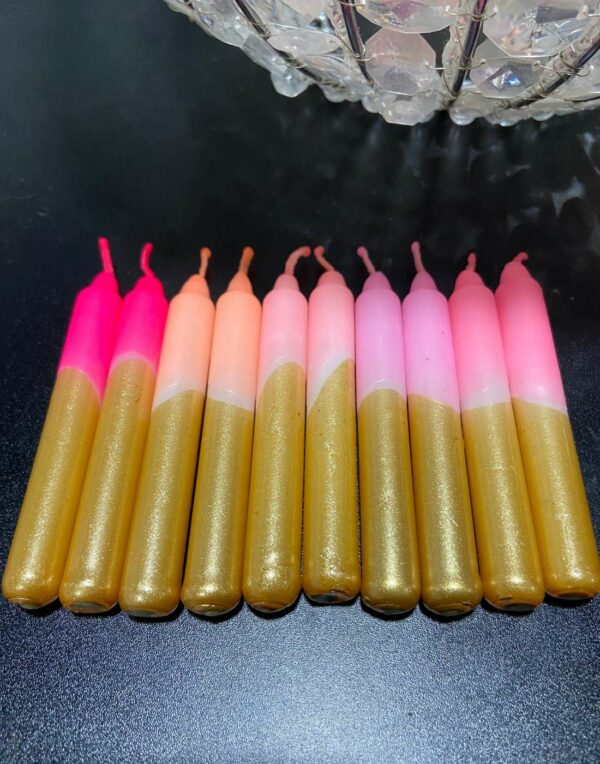 Ces 10 bougies petites étoiles égaieront vos pièces et sublimeront vos tables. Elles y ajouteront une touche de fantaisie et de singularité. Ces bougies aux couleurs fortes apporteront luminosité et caractère à votre intérieur.