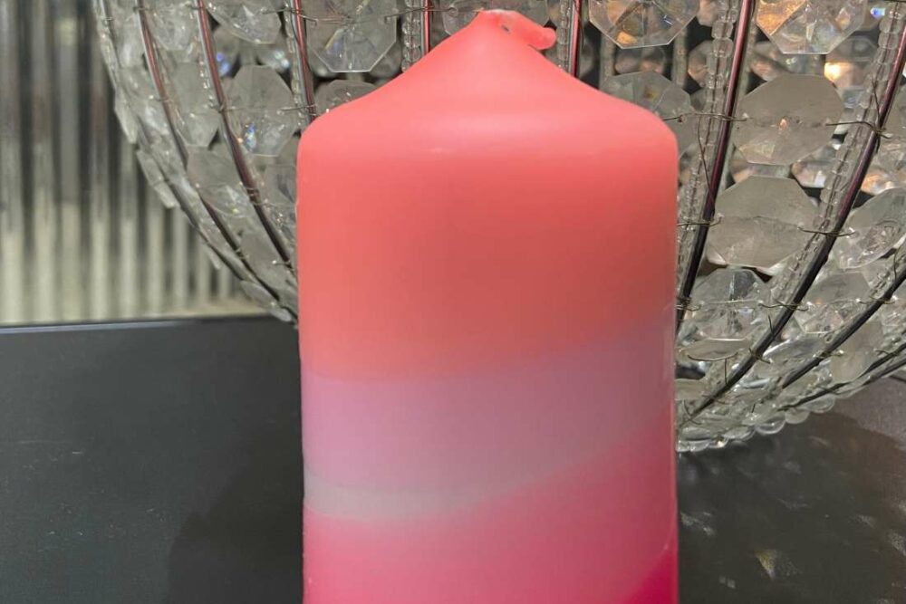 Cette bougie NEON est parfaite pour décorer vos pièces ou encore pour sublimer vos tables. Elle y apportera une touche de fantaisie et de singularité. De plus, avec ses couleurs fortes elle apportera de la luminosité et de la gaieté à votre intérieur.