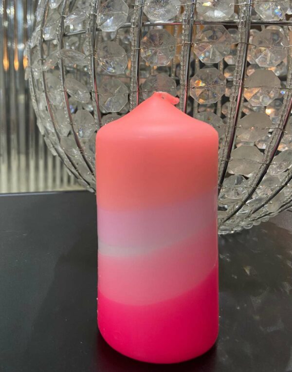 Cette bougie NEON est parfaite pour décorer vos pièces ou encore pour sublimer vos tables. Elle y apportera une touche de fantaisie et de singularité. De plus, avec ses couleurs fortes elle apportera de la luminosité et de la gaieté à votre intérieur.