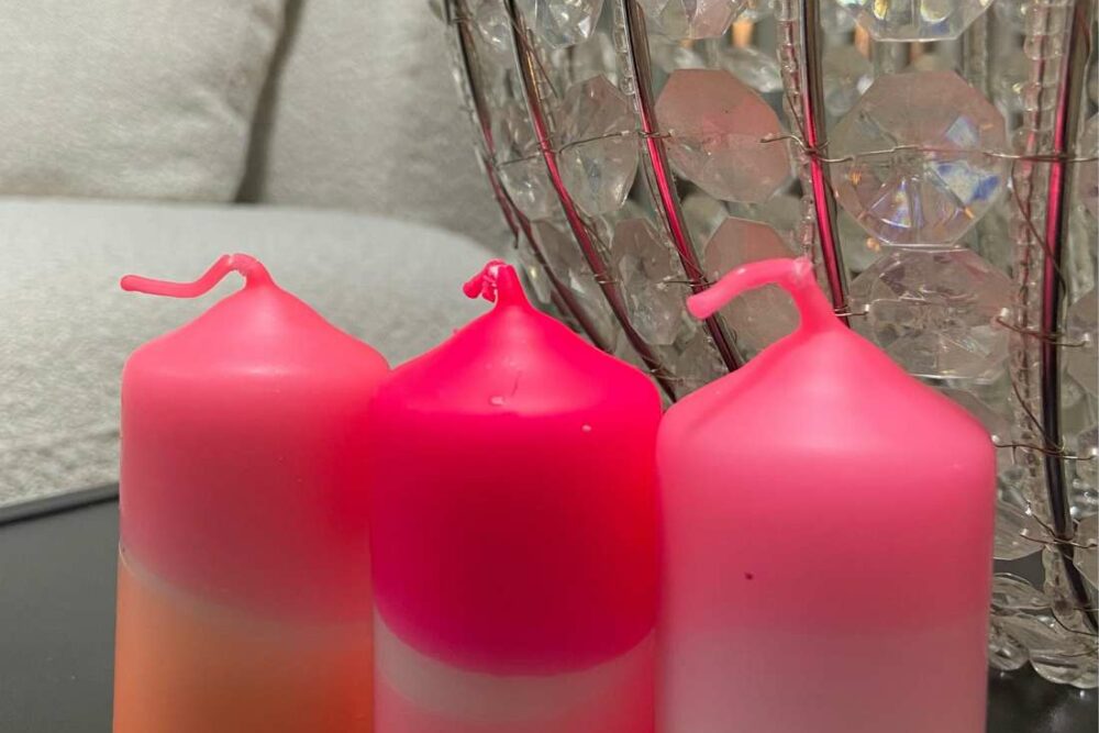 Ces trois petites bougies NEON sont parfaites pour décorer vos pièces ou encore pour sublimer vos tables. Elles y apporteront une touche de fantaisie et de singularité.