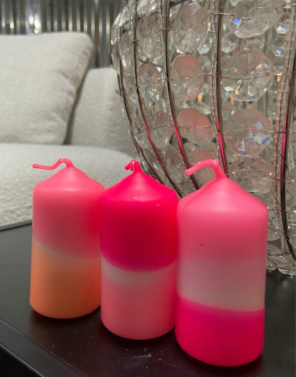 Ces trois petites bougies NEON sont parfaites pour décorer vos pièces ou encore pour sublimer vos tables. Elles y apporteront une touche de fantaisie et de singularité.