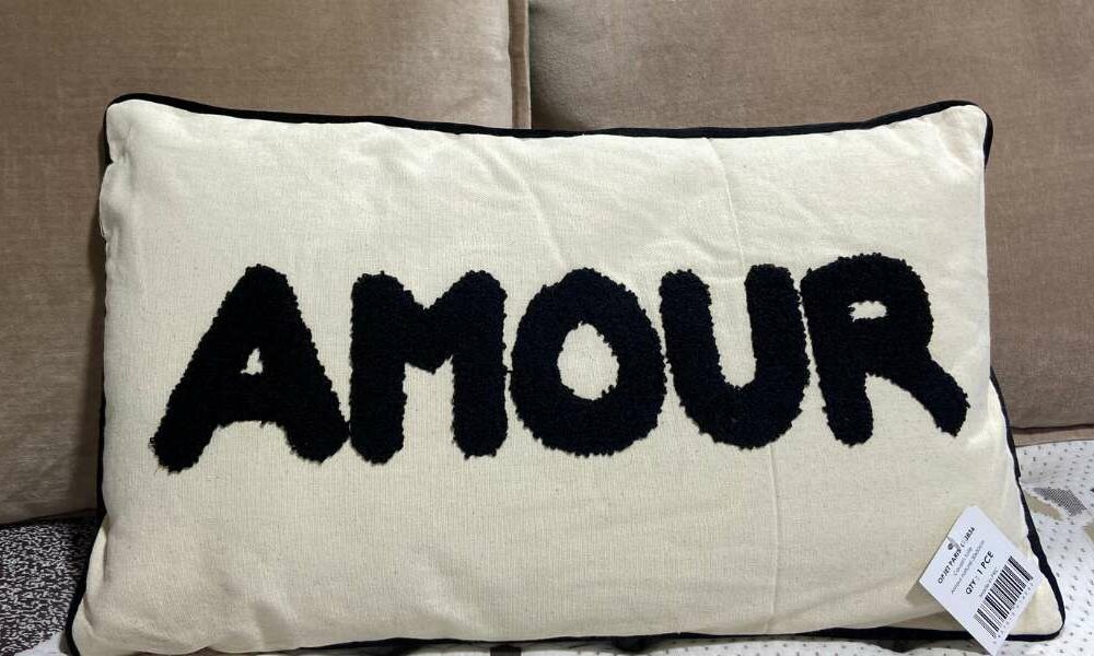 Le joli Coussin AMOUR déco, qui transmet de la joie et de l'amour, embellira votre intérieur. Un parfait cadeau, porteur d'un message fort. 