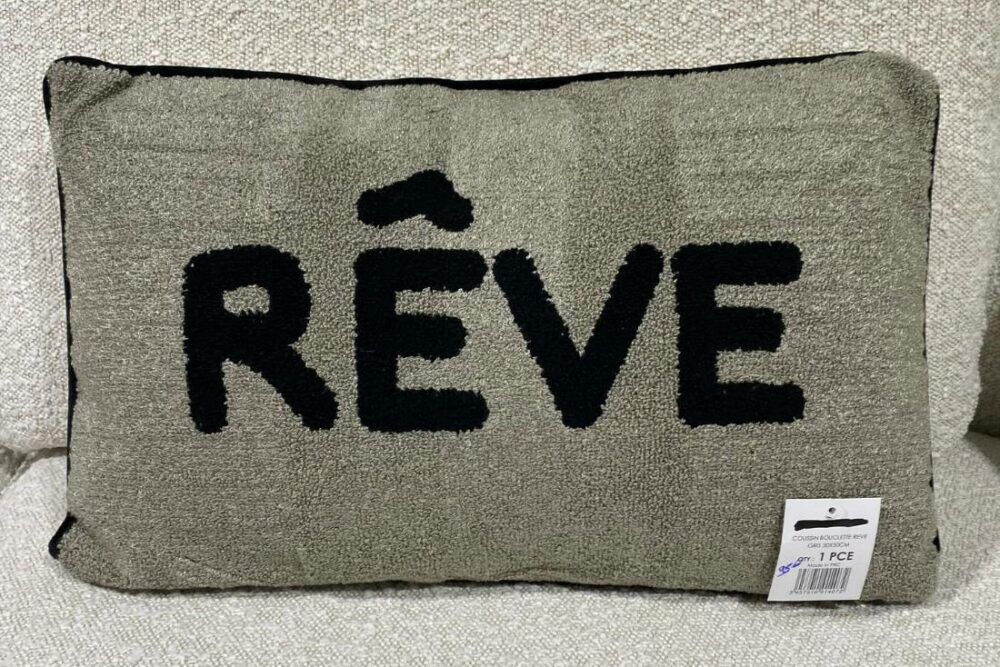 Le coussin rêve, parfait pour se laisser emporter par la rêverie. Afin d'ajouter une touche personnelle à votre pièce, il saura se distinguer du reste de votre décoration. 