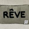 Le coussin rêve, parfait pour se laisser emporter par la rêverie. Afin d'ajouter une touche personnelle à votre pièce, il saura se distinguer du reste de votre décoration. 