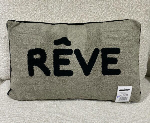 Le coussin rêve, parfait pour se laisser emporter par la rêverie. Afin d'ajouter une touche personnelle à votre pièce, il saura se distinguer du reste de votre décoration. 