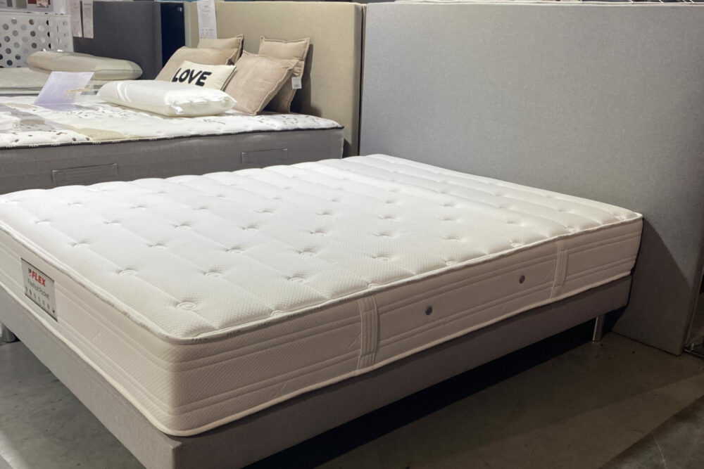 Notre matelas NUIT Pocket ressorts ensachés offre une parfaite indépendance de couchage grâce à ses ressorts ensachés individuellement agissant comme des amortisseurs indépendants. Le garnissage de ses faces de couchage s'adapte à toutes les saisons. La mousse de confort bénéficiant du Système Commodo apporte un supplément d'accueil doux et une thermorégulation optimisée. Renfort péri latéral pour une durabilité, deux face identique de couchage. voir la coupe et la fiche technique jointe. Choisi au coeur des mousses. fabrication Européenne. Sélectionné par dépot Literie Concept. Description: Accueil moelleux Confort ferme Hauteur 25cm - 2 faces de couchage identiques - Ressort ensachés Pocket Spring - Fibres hypoallergéniques - Système commodo - Polyether reyclable - Non tissé - Confort système + - Renfort périmétral - Coutil stretch 100% polyester avec comportement optigrade