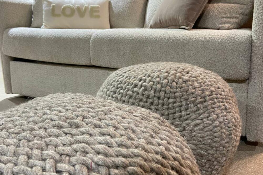 Ce pouf galet, en tricot, rendra votre espace douillet et apportera un sentiment de confort. Il rendra votre intérieur chaleureux et accueillant.