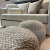 Ce pouf galet, en tricot, rendra votre espace douillet et apportera un sentiment de confort. Il rendra votre intérieur chaleureux et accueillant.