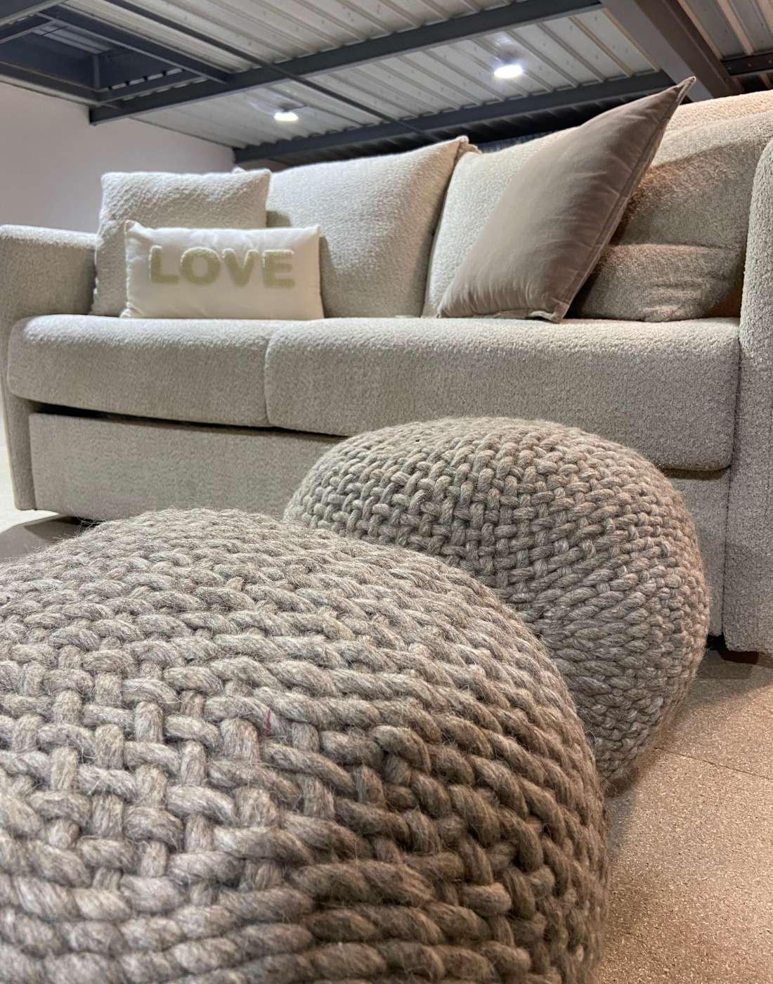 pouf galet Ce pouf galet, en tricot, rendra votre espace douillet et apportera un sentiment de confort. Il rendra votre intérieur chaleureux et accueillant.