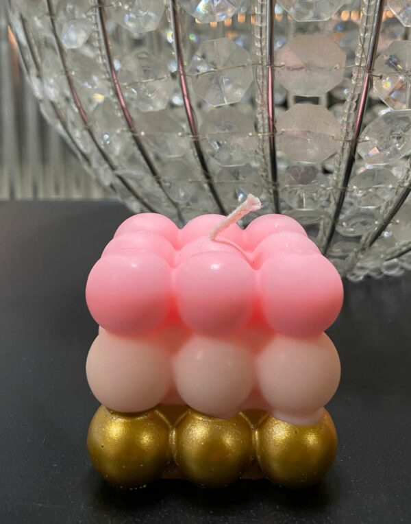 Une bougie BUBBLE parfaite pour décorer vos pièces ou encore pour sublimer vos tables. Cette bougie à la forme atypique apporte de l'originalité et une certaine authenticité.