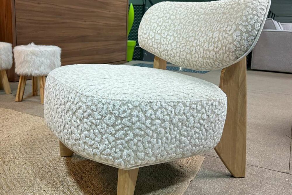 Notre fauteuil BIJOU, romantique, intemporel, une assise incroyable saura trouver sa place dans votre intérieur.