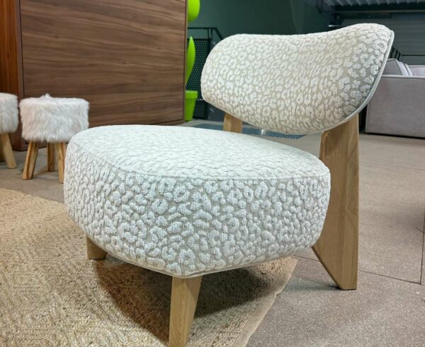 Notre fauteuil BIJOU, romantique, intemporel, une assise incroyable saura trouver sa place dans votre intérieur.
