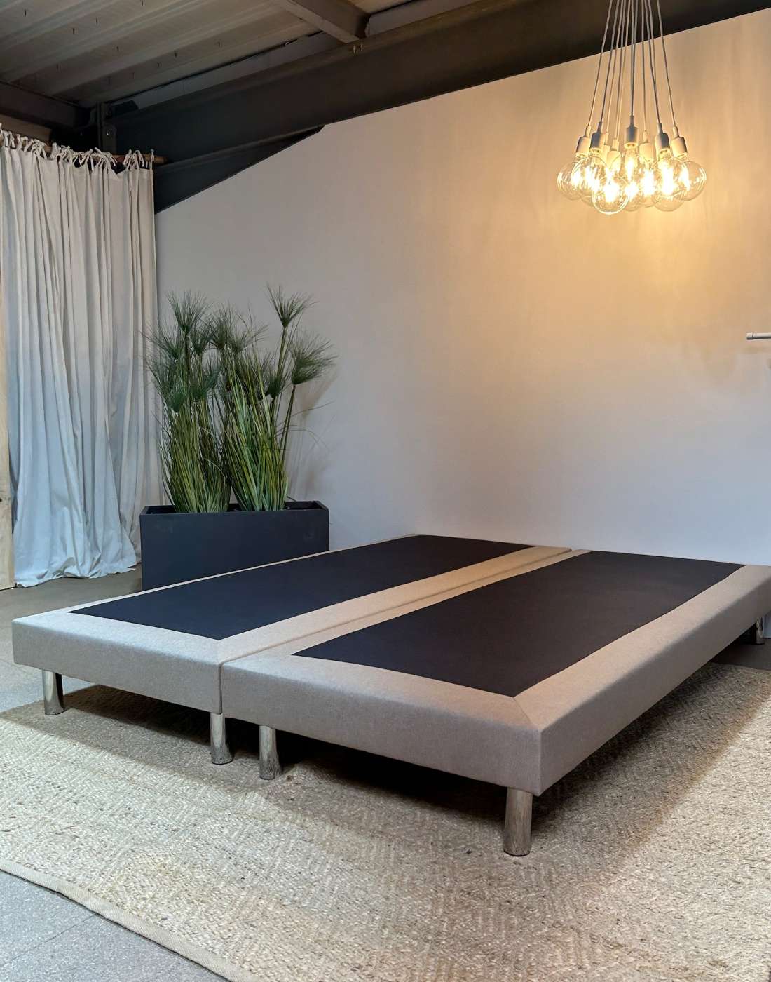 Notre sommier Décor 13 est pratique et facilite le nettoyage grâce à sa légèreté et à ses pieds de 15cm. Vous pouvez balayer, passer l’aspirateur et laver le sol sans avoir à bouger le sommier.