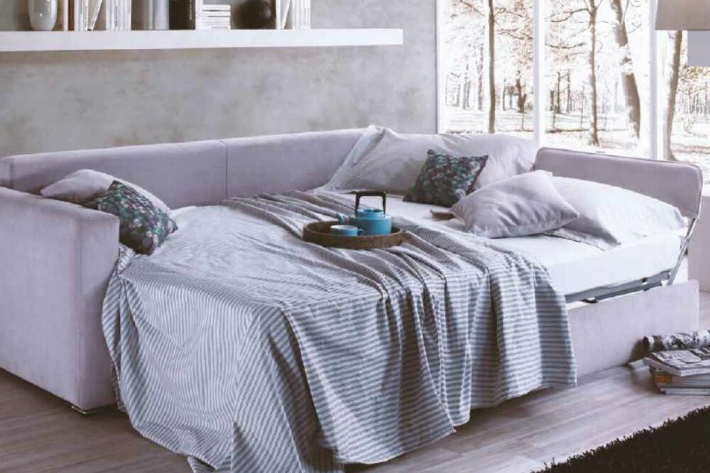 Notre RIMINI banquette lit duplex est un lit gygogne dit banquette. Intemporel et très doux, il est Idéal pour une ambiance raffiné est douce. De plus, ce lit est très pratique pour un couchage à deux ou séparés.