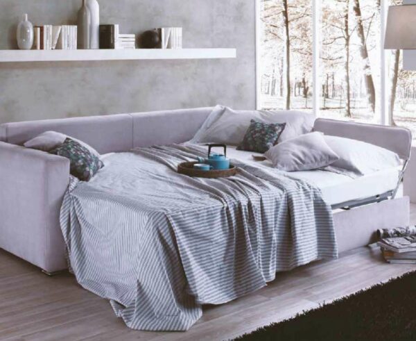Notre RIMINI banquette lit duplex est un lit gygogne dit banquette. Intemporel et très doux, il est Idéal pour une ambiance raffiné est douce. De plus, ce lit est très pratique pour un couchage à deux ou séparés.