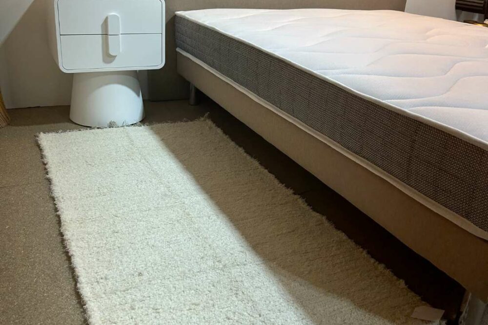 Le Tapis 18 COTON ÉCRU dans uns style simple, remplira votre intérieur de douceur.  De plus, il est respectueux de l'environnement.