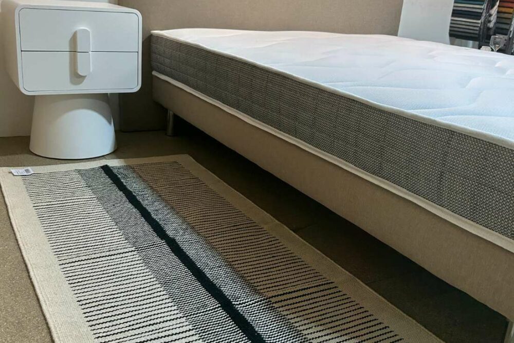 Le Tapis 7 COTON LIGNÉ aux tons neutre, et tranquille habillera votre intérieur.