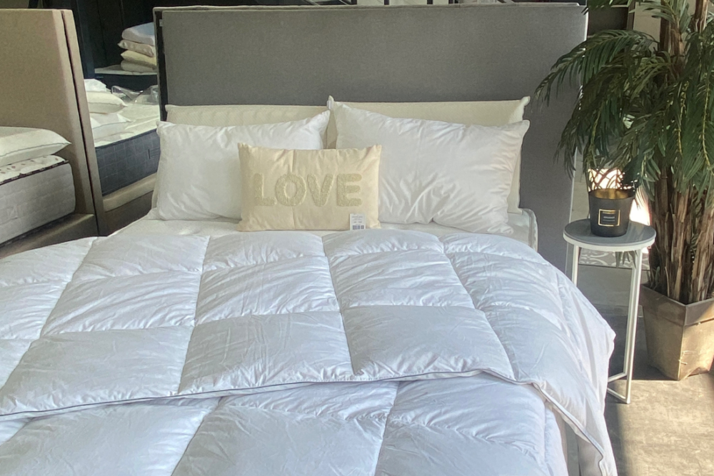 Notre couette Duvet XSYSTEM CARBONE, intemporelle et réconfortante vous rappellera l'époque d'antan. Chaude et moelleuse avec son garnissage en duvet, elle offre un confort supérieur et une grande durabilité.