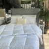 Notre couette Duvet XSYSTEM CARBONE, intemporelle et réconfortante vous rappellera l'époque d'antan. Chaude et moelleuse avec son garnissage en duvet, elle offre un confort supérieur et une grande durabilité.