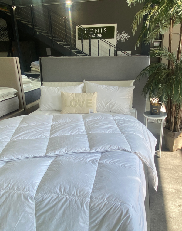 Notre couette Duvet XSYSTEM CARBONE, intemporelle et réconfortante vous rappellera l'époque d'antan. Chaude et moelleuse avec son garnissage en duvet, elle offre un confort supérieur et une grande durabilité.