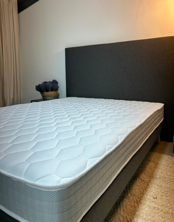 Le matelas ADELA est idéal pour un jeune adulte, une chambre d'ami ou encore un couchage d'appoint.