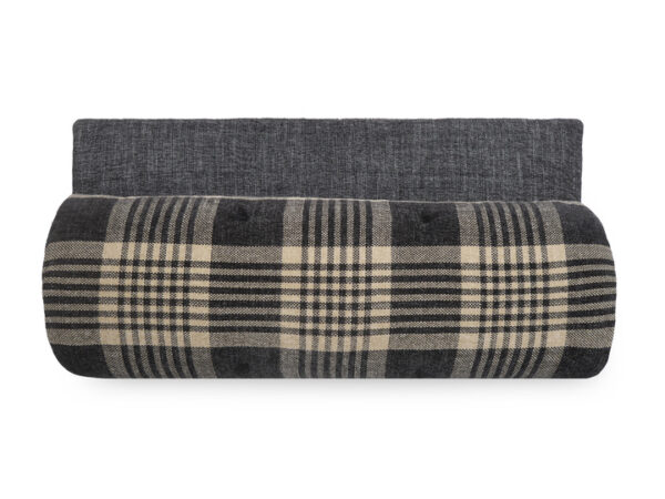 Notre édredon velour ness  Un bout de lit ou un édredon est un accessoire à la fois pratique et esthétique : Chaleur ciblée : posé au bas du lit, il apporte une couche supplémentaire d’isolation. Idéal pour garder les pieds bien au chaud, là où l’on ressent souvent le plus le froid la nuit. Confort modulable : contrairement à une couette trop épaisse, on peut l’ajouter ou le retirer facilement selon la température. Il est parfait pour les soirées fraîches sans avoir à changer toute la literie. Esthétique : avec ses tissus, ses motifs ou ses matières (velours, lin, fausse fourrure, coton matelassé…), il apporte une touche décorative qui habille le lit. Il donne une impression de lit douillet et soigné, digne d’une chambre d’hôtel. Polyvalence : il peut aussi servir de plaid pour se réchauffer en lisant ou en regardant un film, ou de jeté pour protéger la couette. En résumé, c’est à la fois un allié cocooning pour réchauffer vos soirées et un élément de décoration textile qui sublime la chambre. Dimensions : Edredon 80x200 cm Ness Déco Matières et finition : velour caviar Composition 100% polyester Garnissage polyester 230 g/m² Instruction de lavage  Lavage très modéré 30° Maxi  Blanchiment interdit  Repassage Interdit  Séchage Tambour interdit  Nettoyage prof. sec interdit Découvrez nos assortiments sur nos réseaux:  instagram