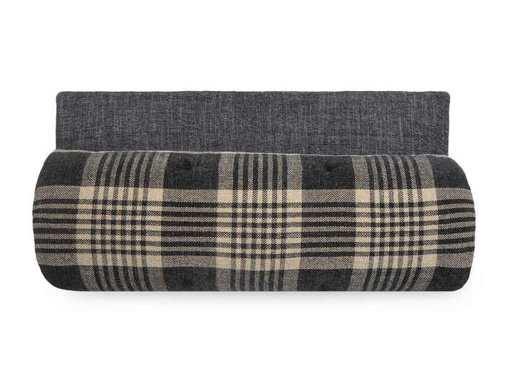 Notre édredon velour ness  Un bout de lit ou un édredon est un accessoire à la fois pratique et esthétique : Chaleur ciblée : posé au bas du lit, il apporte une couche supplémentaire d’isolation. Idéal pour garder les pieds bien au chaud, là où l’on ressent souvent le plus le froid la nuit. Confort modulable : contrairement à une couette trop épaisse, on peut l’ajouter ou le retirer facilement selon la température. Il est parfait pour les soirées fraîches sans avoir à changer toute la literie. Esthétique : avec ses tissus, ses motifs ou ses matières (velours, lin, fausse fourrure, coton matelassé…), il apporte une touche décorative qui habille le lit. Il donne une impression de lit douillet et soigné, digne d’une chambre d’hôtel. Polyvalence : il peut aussi servir de plaid pour se réchauffer en lisant ou en regardant un film, ou de jeté pour protéger la couette. En résumé, c’est à la fois un allié cocooning pour réchauffer vos soirées et un élément de décoration textile qui sublime la chambre. Dimensions : Edredon 80x200 cm Ness Déco Matières et finition : velour caviar Composition 100% polyester Garnissage polyester 230 g/m² Instruction de lavage  Lavage très modéré 30° Maxi  Blanchiment interdit  Repassage Interdit  Séchage Tambour interdit  Nettoyage prof. sec interdit Découvrez nos assortiments sur nos réseaux:  instagram