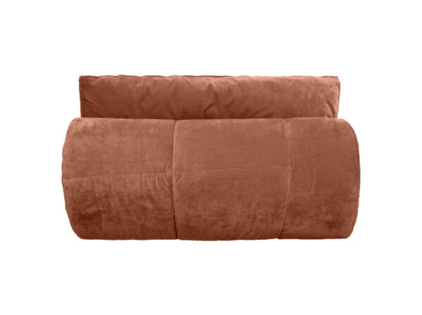Notre couvre lit moki garniture incluse le couvre lit est un accessoire à la fois pratique et esthétique : Chaleur ciblée : posé au bas du lit ou sur la totalité du lit, il apporte une couche supplémentaire d’isolation. Idéal pour garder les pieds bien au chaud, là où l’on ressent souvent le plus le froid la nuit. Confort modulable : contrairement à une couette trop épaisse, on peut l’ajouter ou le retirer facilement selon la température. Il est parfait pour les soirées fraîches sans avoir à changer toute la literie. Esthétique : avec ses tissus, ses motifs ou ses matières (velours, lin, fausse fourrure, coton matelassé…), il apporte une touche décorative qui habille le lit. Il donne une impression de lit douillet et soigné, digne d’une chambre d’hôtel. Polyvalence : il peut aussi servir de plaid pour se réchauffer en lisant ou en regardant un film, ou de jeté pour protéger la couette. En résumé, c’est à la fois un allié cocooning pour réchauffer vos soirées et un élément de décoration textile qui sublime la chambre. Dimensions : couvre lit 3 tailles:  Matières et finition : velour velours polyester 200 g/m² doublé microfibre 70 g/m² - matelassage polyester 350 g/m² Instruction de lavage  Lavage modéré 30° Maxi  Blanchiment interdit  Séchage Tambour interdit  Repassage 110° Maxi  Nettoyage prof. sec normal Découvrez nos assortiments sur nos réseaux:  instagram